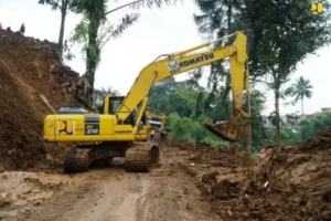 longsor jalan cugenang selahuni