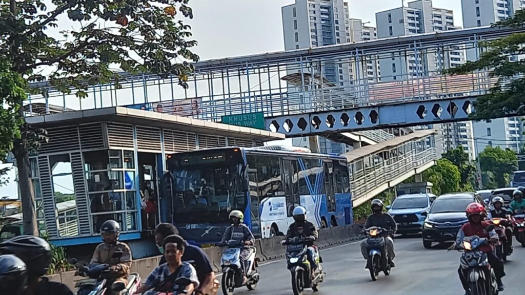 Transjakarta. Majalah Lintas/Sebastian Rekso Atmodjo