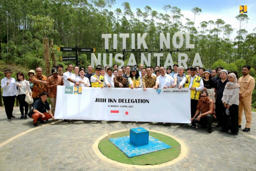 Delegasi investor Jepang didampingi tim dari Kementerian PUPR berfoto bersama di Nol Kilometer IKN Nusantara. | Dok. Kementerian PUPR