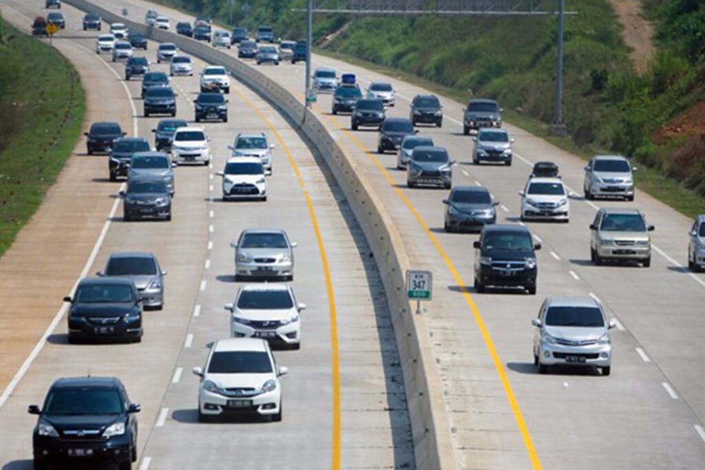 Rekayasa lalu lintas berupa pemberlakuan one way di Jalan Tol Trans-Jawa. | Dokumentasi Polri