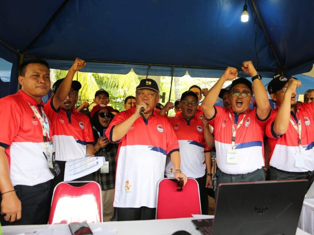 Ketum PB Pergatsi Basuki Hadimuljono yang juga Menteri PUPR memberi semangat peserta kualifikasi Gateball PON 2024. |Foto: Dokumentasi PUPR|
