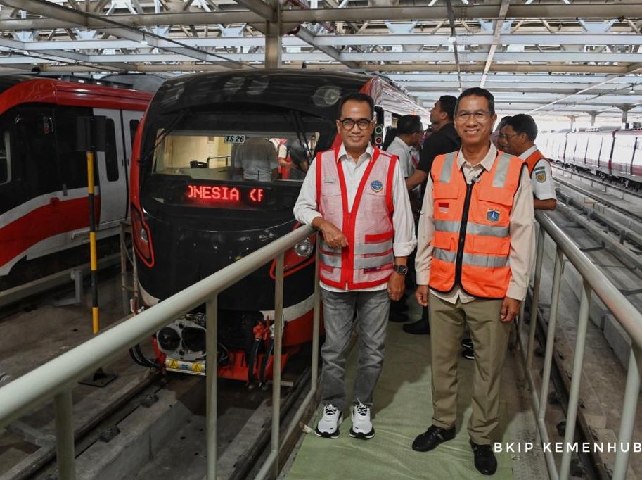 Menteri Perhubungan Budi Karya Sumadi dan Pj Gubernur DKI Jakarta Heru Budi Hartono inspeksi pembangunan LRT Jabodebek. | Foto: BKIP Kemenhub