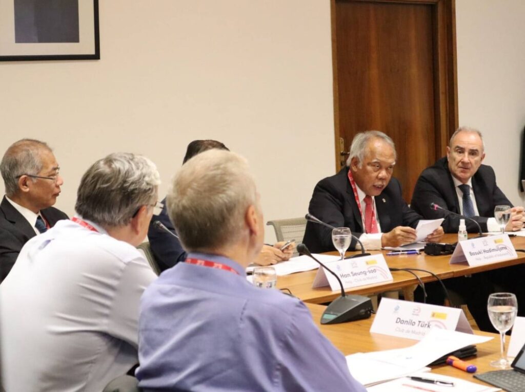 Menteri PUPR Basuki Hadimuljono dalam pertemuan di Madrid, Spanyol. |Foto: PUPR