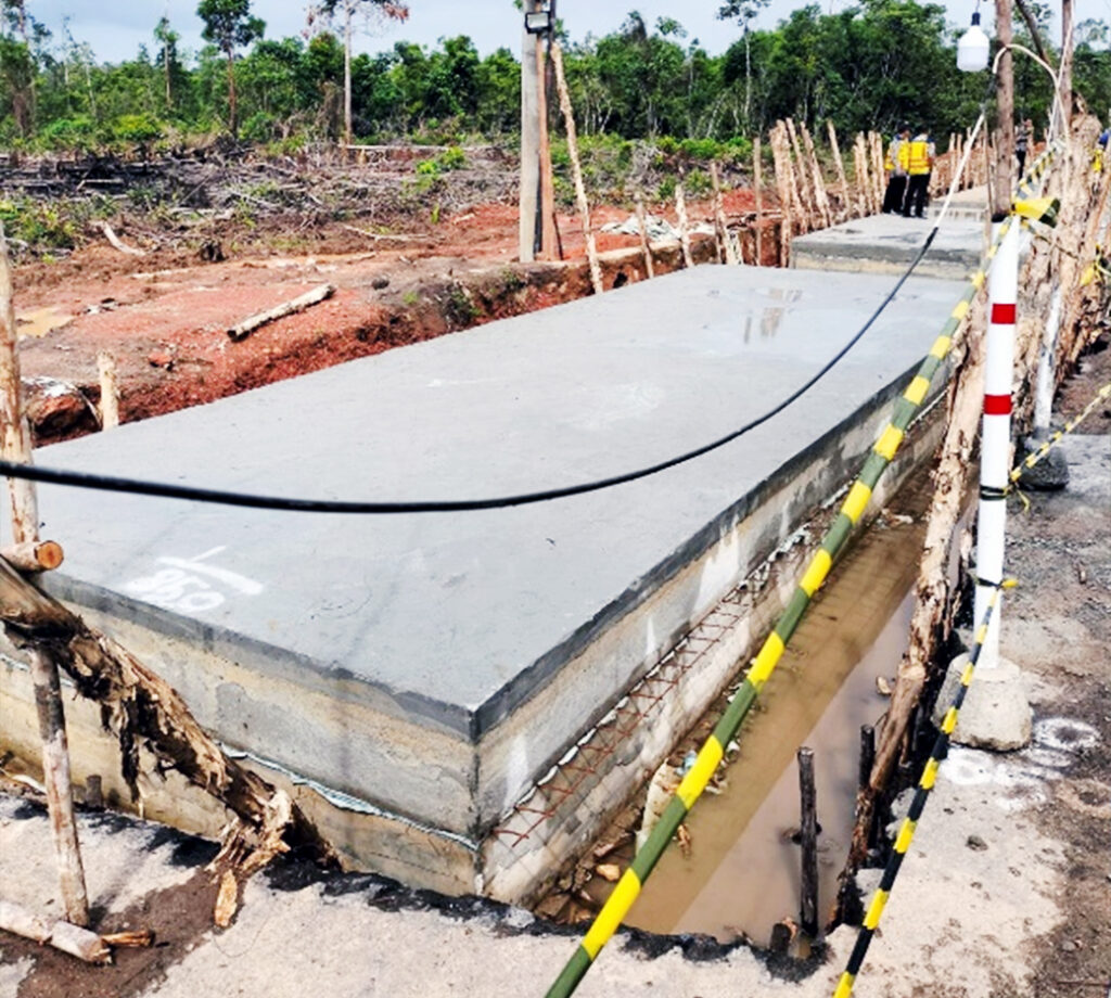 Pelaksanaan penggunaan teknologi mortar busa di ruas jalan Air Bara-Toboali (Bikang) KM 110+750 sampai dengan KM 111+750, Kecamatan Toboali, Kabupaten Bangka Selatan, sebagai solusi konstruksi di atas tanah lunak (Dokumentasi BPJN Babel)