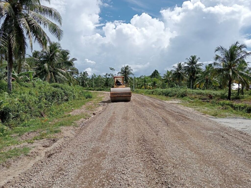 Penanganan jalan dan pembangunan Jembatan Bailey Labuhan Bajau-Sigapokna. (Foto: PJN Sumatera Barat)
