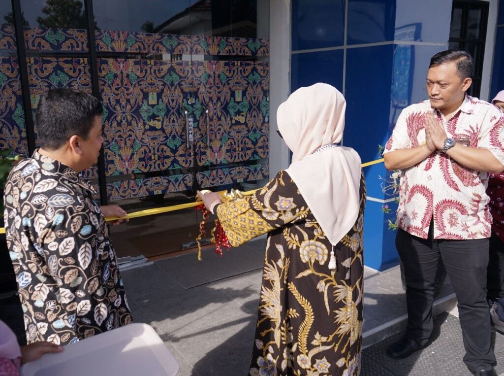 Direktur Kepatuhan Intern Direktorat Jenderal Bina Marga Ir Subaiha Kipli, MT, bersama Kepala BPJN Babel Dadi Muradi, ST, MT, meresmikan Ruang Pelayanan Publik BPJN Babel, Jumat (23/6/2023), ditandai dengan penotongan pita. |Dokumentasi BPJN Babel