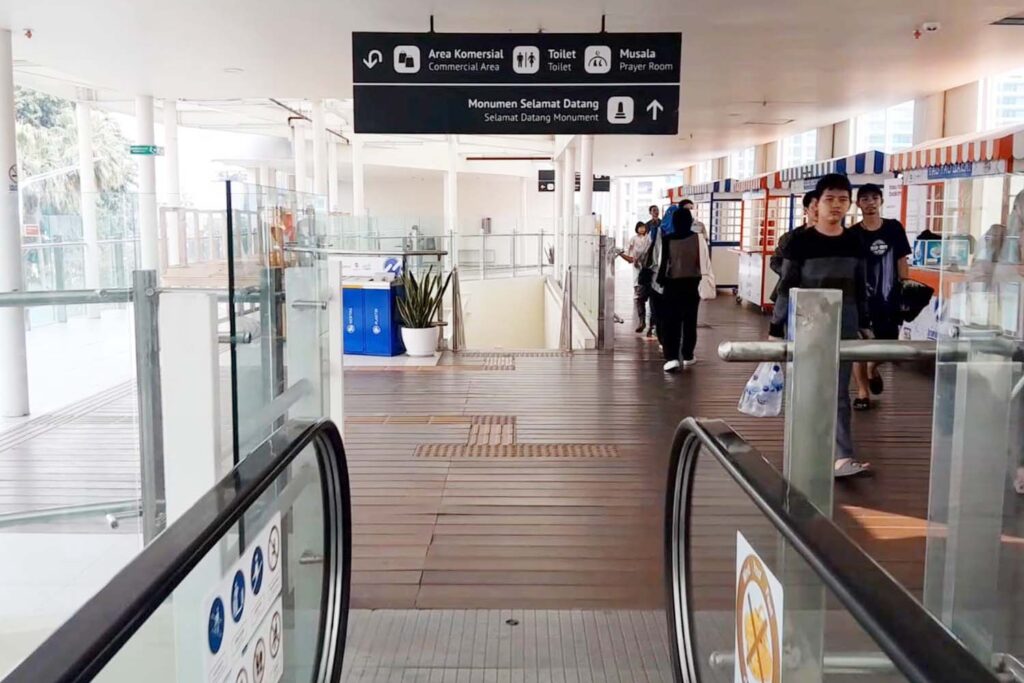 Halte Transjakarta Bundaran HI. | Majalah Lintas/Agustinus Mendröfa.