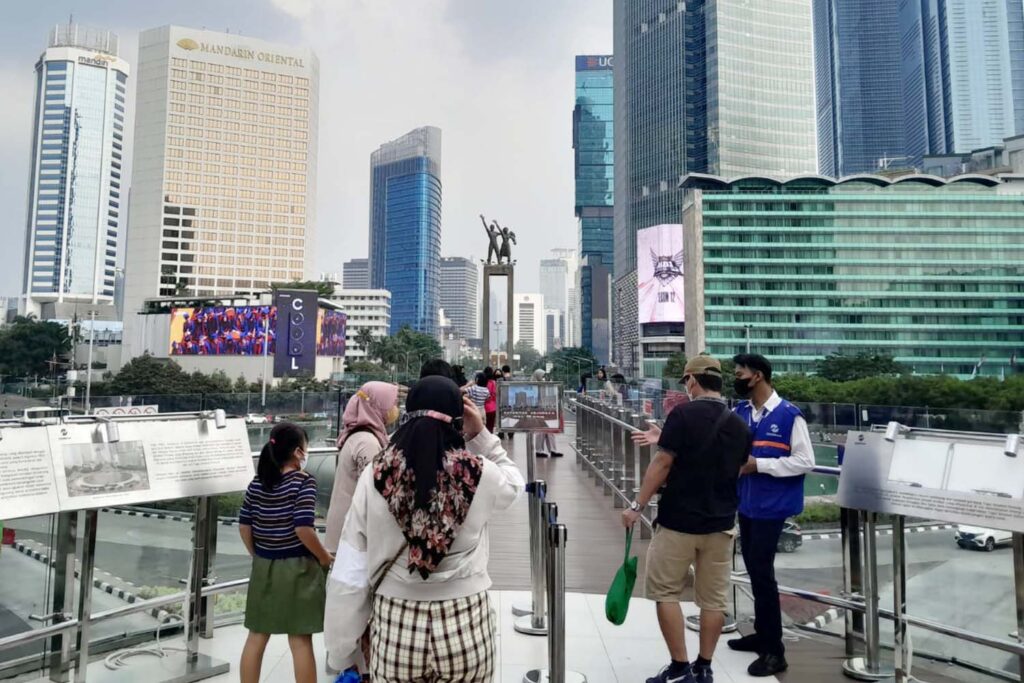 Halte Transjakarta Bundaran HI. | Majalah Lintas/Agustinus Mendröfa