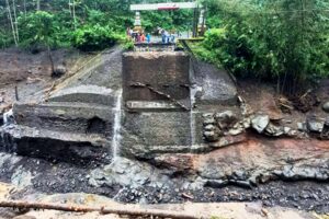 Pengerjaan Jembatan Kali Glidik II yang ambruk diterjang lahar Semeru. | Dok. Kementerian PUPR