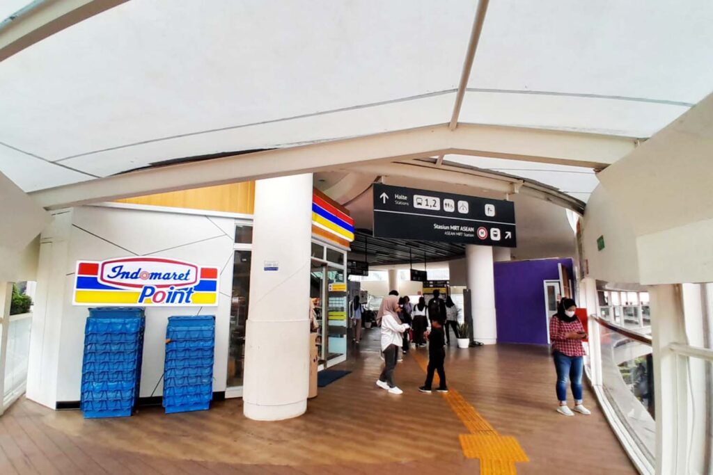 Minimarket Indomaret di Halte Transjakarta CSW. | Majalah Lintas/Agustinus Mendröfa
