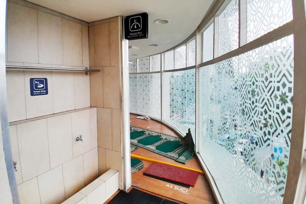 Tempat shalat di Halte Transjakarta CSW. | Majalah Lintas/Agustinus Mendrofa
