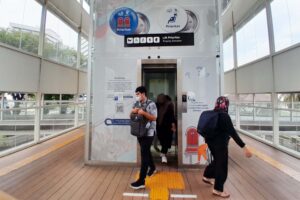 Penumpang keluar dari lift di Halte CSW. | Majalah Lintas/Agustinus Mendröfa