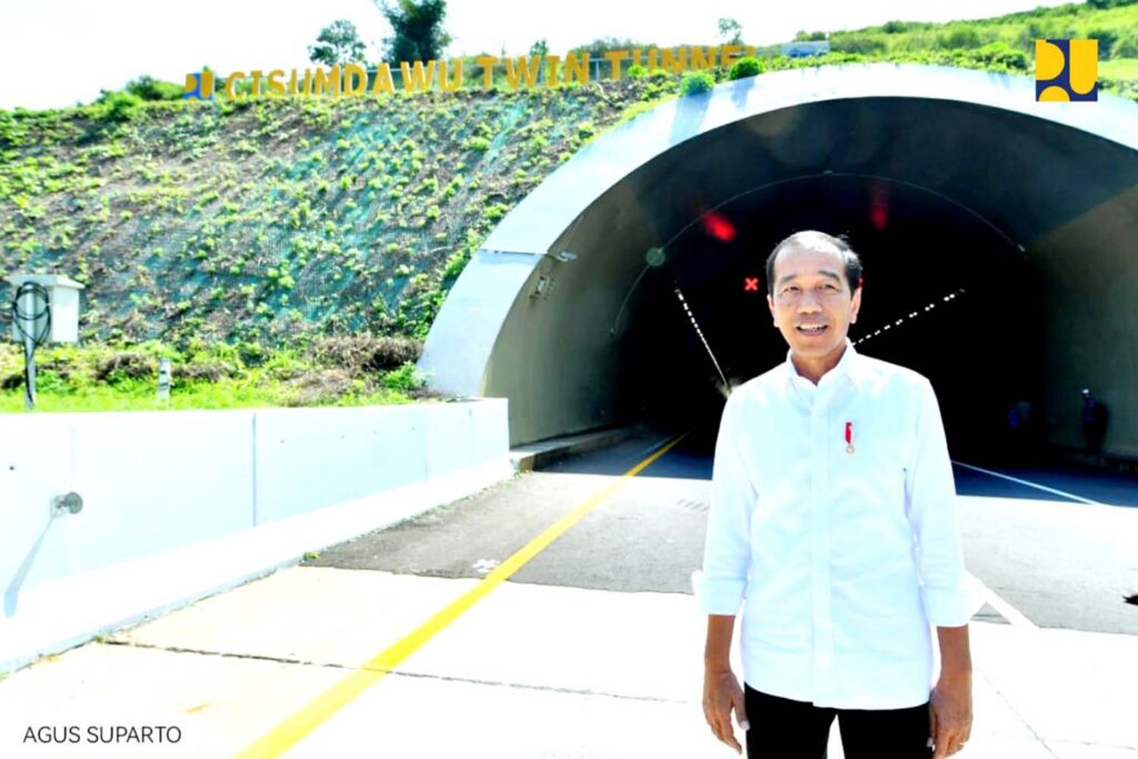 Presiden Jokowi berpose di depan Terowongan Kembar Jalan Tol Cisumdawu seusai peresmian, Selasa 11 Juli 2023. | Dok. Kementrian PUPR
