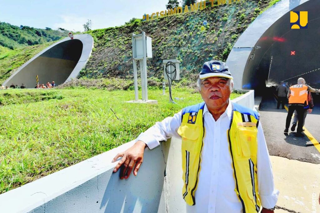 Menteri PUPR Basuki Hadimuljono berfoto di depan terowongan Jalan Tol Cisumdawu, | Dok. Kementerian PUPR