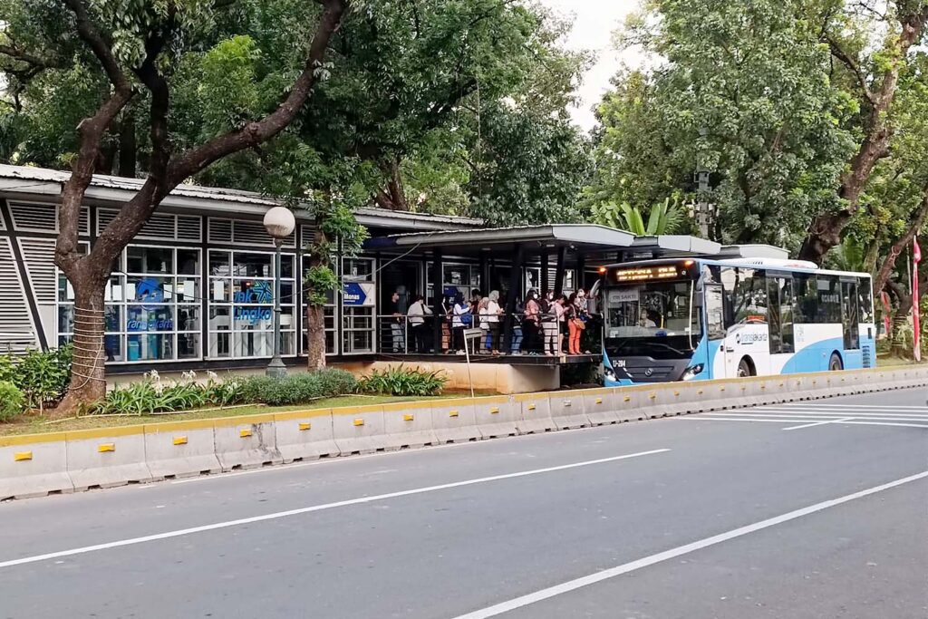 Bus Transjakarta berhenti di Halte Monas Koridor 3. | Foto: Transjakarta