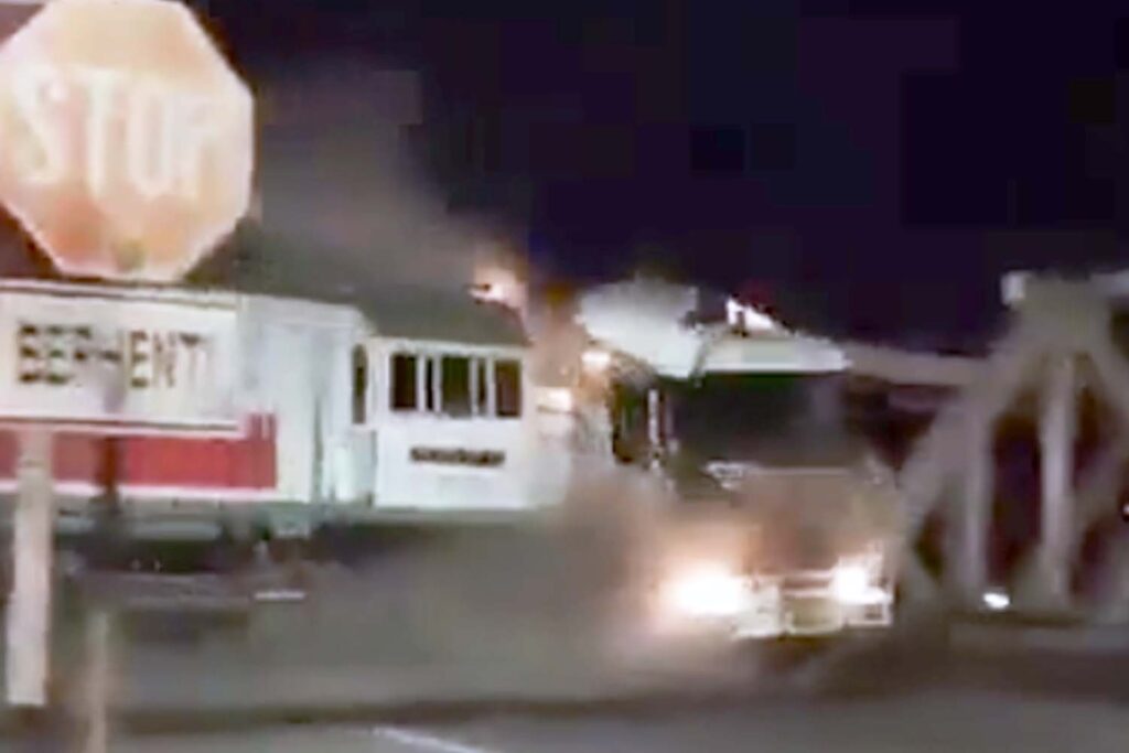 Detik-detik KA Brantas menabrak truk tronton. | Dok. Tangkapan Layar