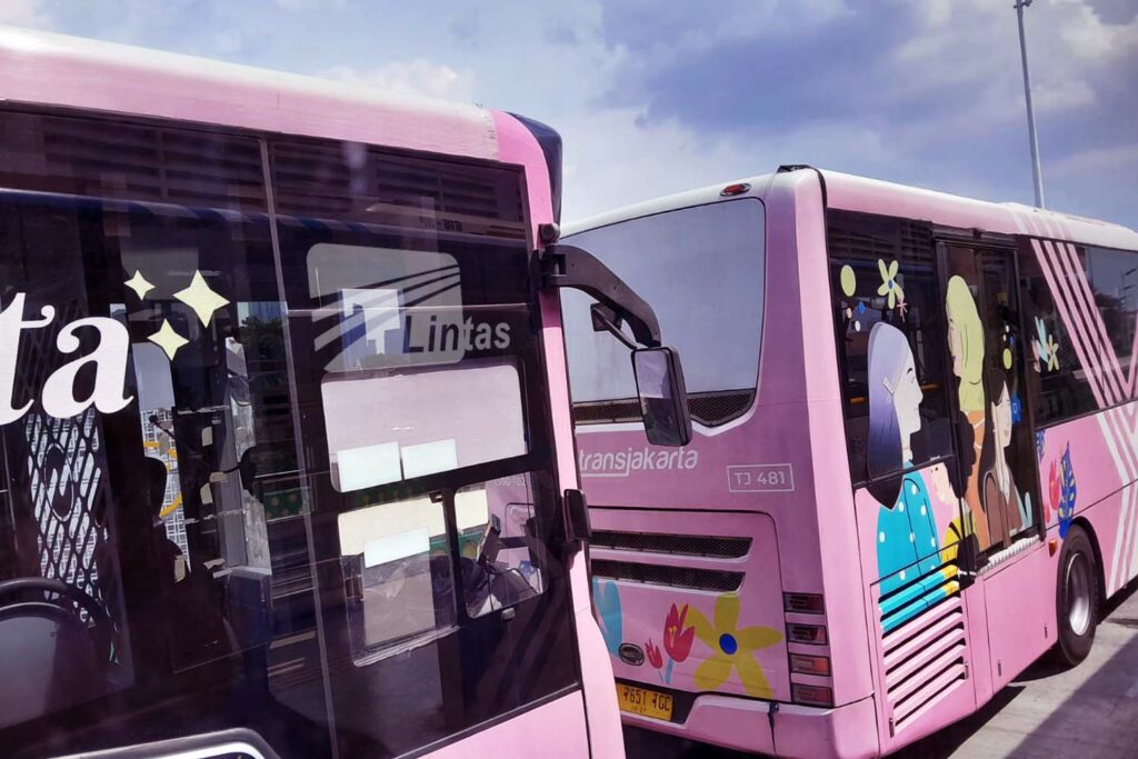 Bus Transjakarta pink khusus perempuan. | Majalah Lintas/Agustinus Mendröfa