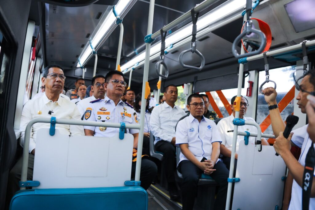 Pj Gubernur DKI Jakarta Heru Budi Hartono turut mengikuti uji coba rute bus Transjakarta Terminal Kalideres-Bandara Soekarno-Hatta (Soetta), Rabu (5/7/2023). | Dok. Pemprov DKI Jakarta