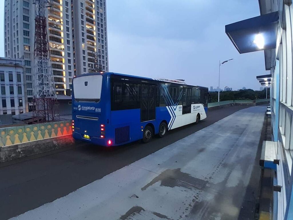 Bus Transjakarta. | Majalah Lintas/Agustinus Mendrofa