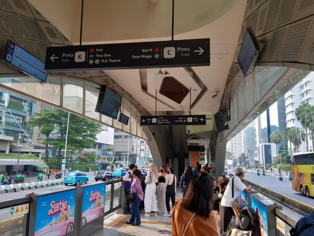 Salah satu halte TransJakarta. | MajalahLintas/Agustinus Mendrofa