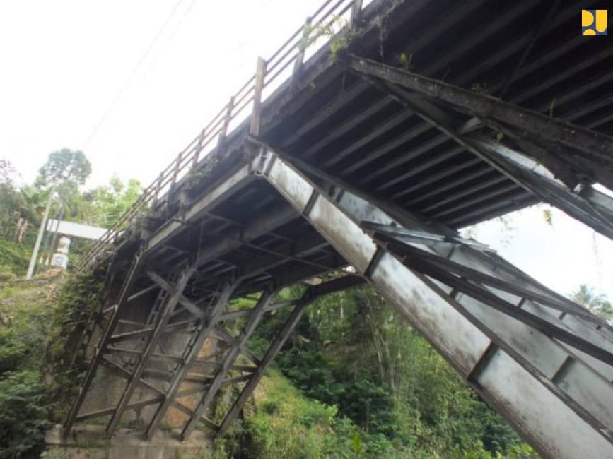 Pilar Jembatan Kali Glidik II yang ambruk terkena lahar Gunung Semeru. | Dok. PUPR