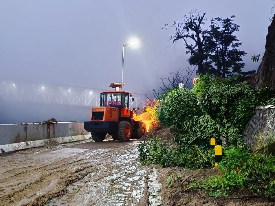 Penanganan Jembatan Kali Glidik II yang ambruk terkena lahar Gunung Semeru. | Dok. PUPR
