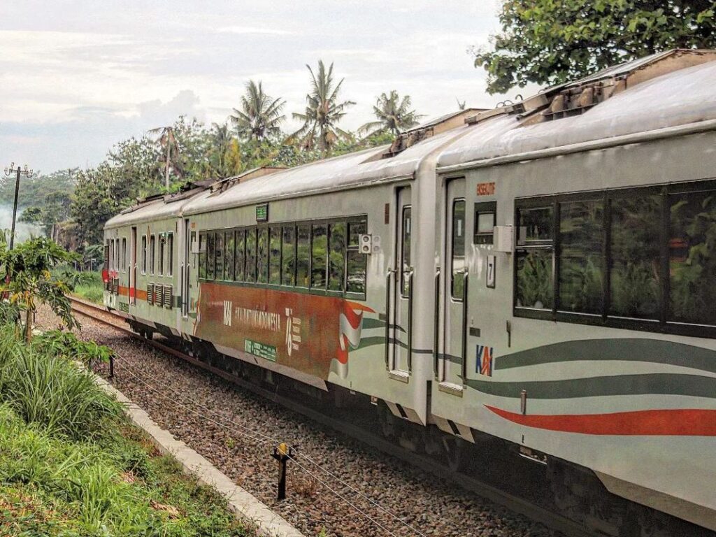 Kereta api mengalami keterlambatan akibat insiden Kereta Api Gajayana dengan truk pengangkut tebu di jalur Baron--Kertosono, Senin (24/7/2023) dini hari. | Dok. KAI