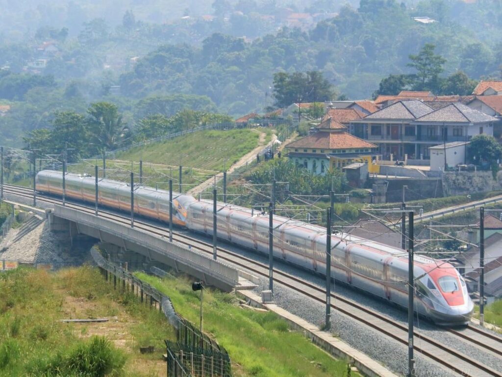 Kereta Penumpang menggandeng Kereta Inspeksi, bagian Kereta Cepat Jakarta Bandung. | Foto: KCIC