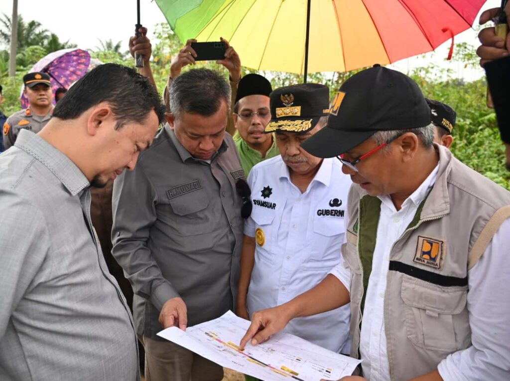 Kunjungan kerja Komisi V DPR didampingi Gubernur Riau Syamsuar ke kawasan wisata Bono. | Dok. BPJN Riau
