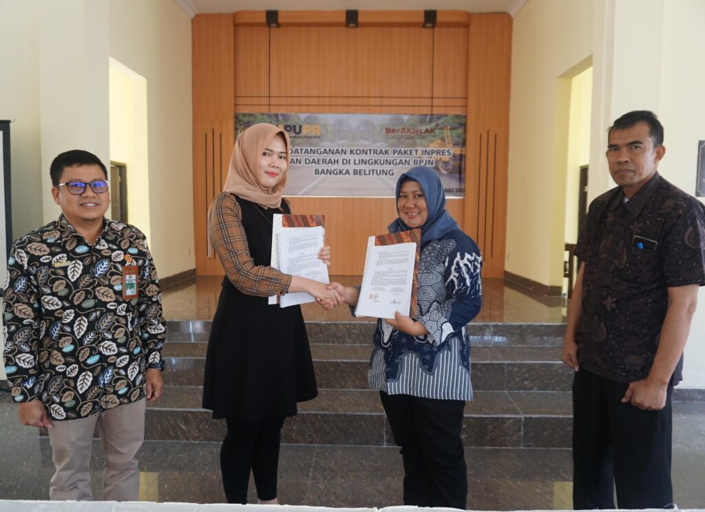 Penandatanganan Paket Inpres Jalan Daerah BPJN Babel. | Dok. BPJN Babel