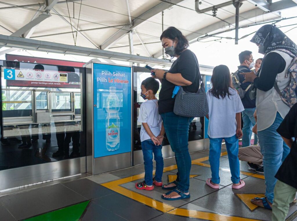 Penumpang MRT Jakarta