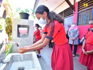 Penyediaan air bersih untuk anak-anak. | Dok. Kementerian PUPR