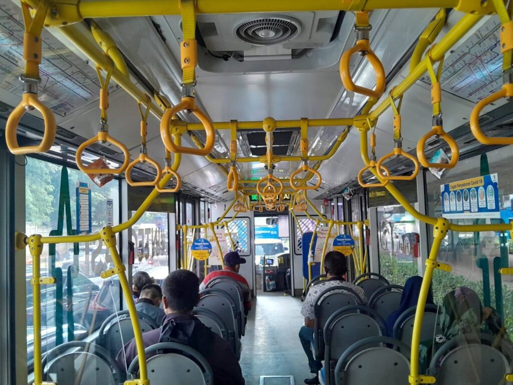 Situasi di dalam Bus Transjakarta. MajalahLintas/Agustinus Mendrofa