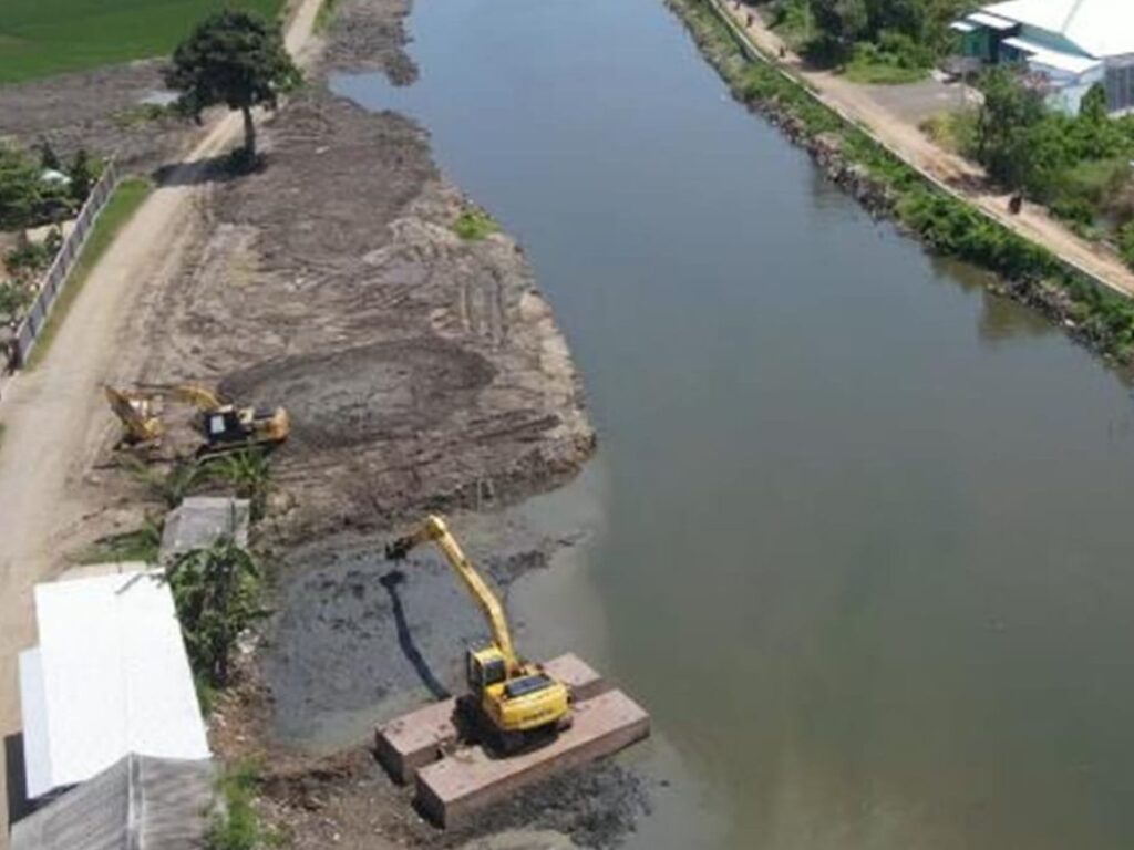Pembangunan tanggul untuk pengendalian banjir dan rob di Kota Pekalongan. | Dok. Kementerian PUPR