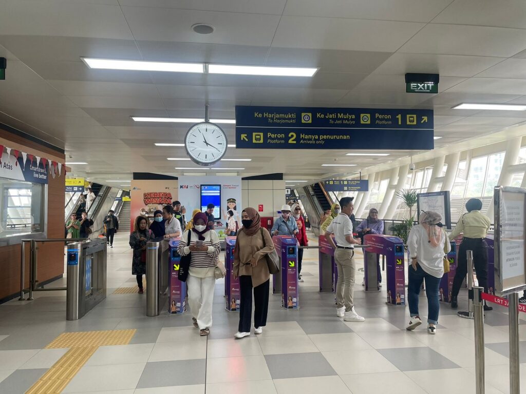 Penumpang LRT Jabodebek. | Dok. KAI