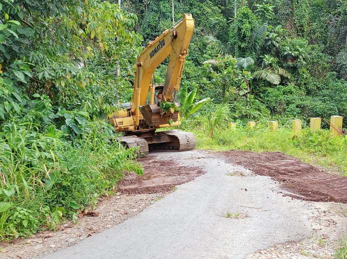 Alat berat untuk melebarkan dan memperkeras jalan di Proyek IJD BPJN Sulut. | Dok. BPJN Sulut