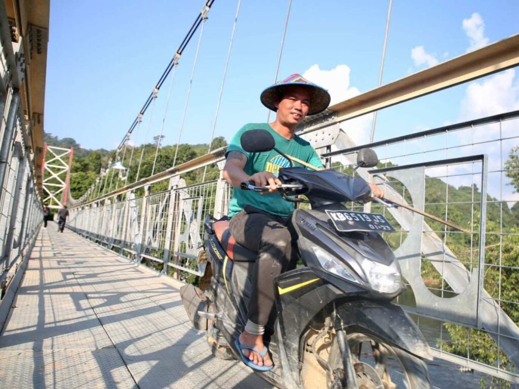 Ilustrasi naik motor.