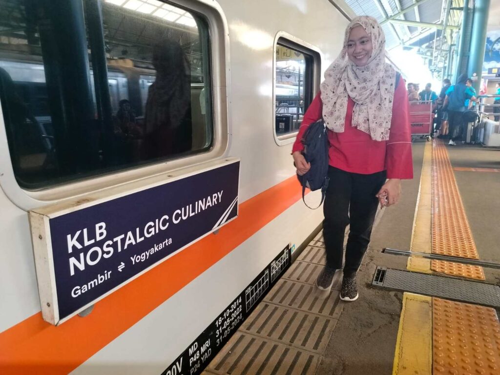 Kereta Api Nostalgic Culinary masih ada pedagang asongan | Dok. PT KAI