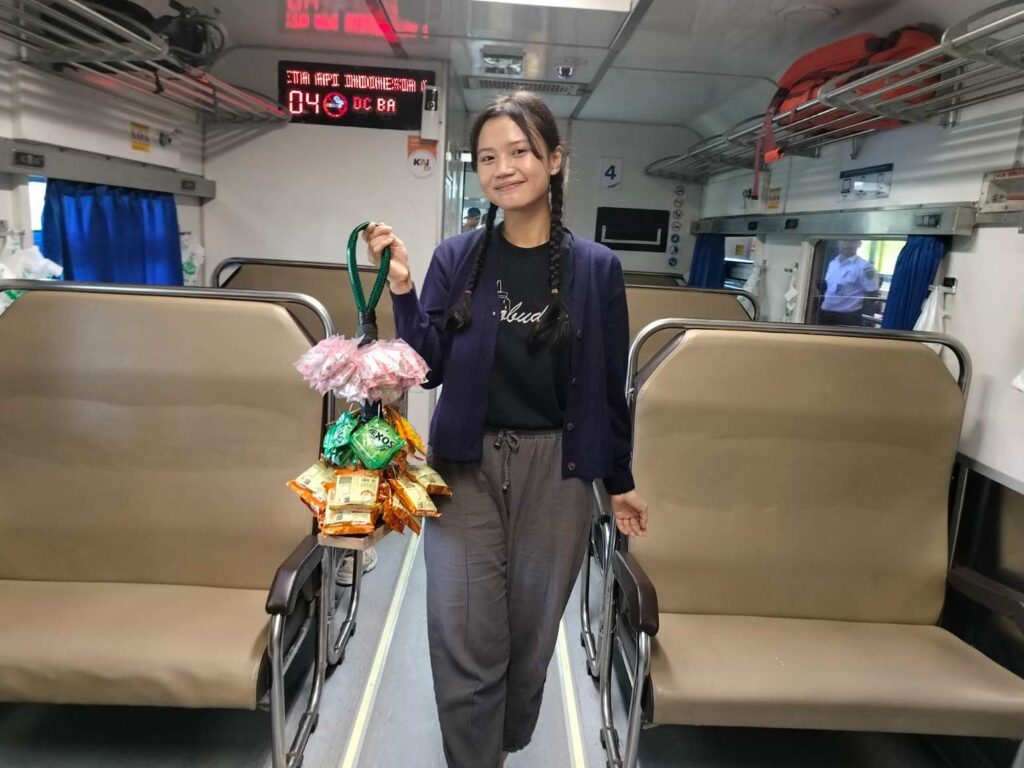 Pedagang asongan di Kereta Api Nostalgic Culinary. | Dok. PT KAI