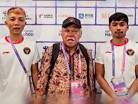 Menteri PUPR Basuki Hadimuljono sebagai Chef de Mission (CdM) Kontingen Indonesia di Asian Games 2022 bersama peraih medali emas menembak Muhammad Sejahtera Dwi Putra (kanan). | Dok. Kementerian PUPR