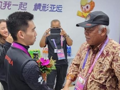 Menteri PUPR Basuki Hadimuljono sebagai Chef de Mission (CdM) atau Ketua Kontingen Indonesia di Asian Games 2022 memberi selamat atlet wushu peraih medali emas Harris Horatius.