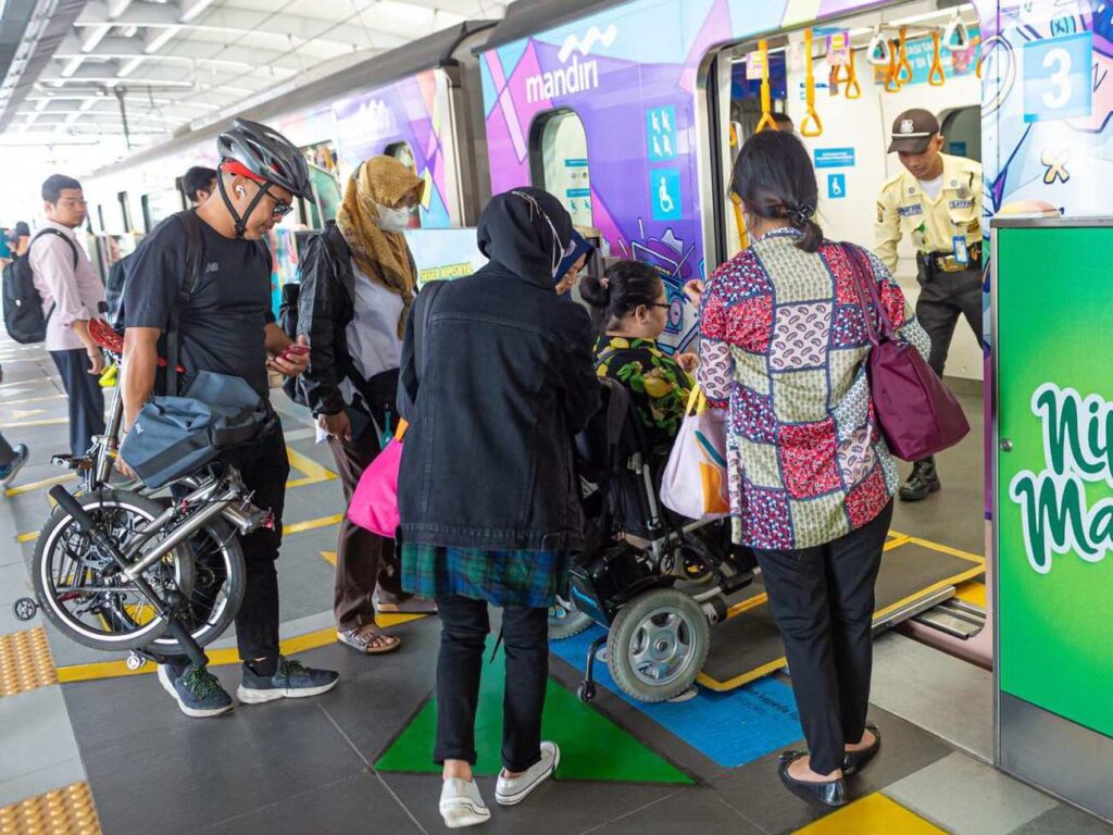 Penumpang disabilitas naik MRT Jakarta. | Dok. MRT Jakarta
