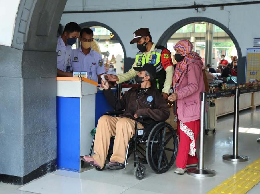 Penumpang disabilitas di Stasiun Pasar Senen, Jakarta. | Dok. KAI Daop 1 Jakarta