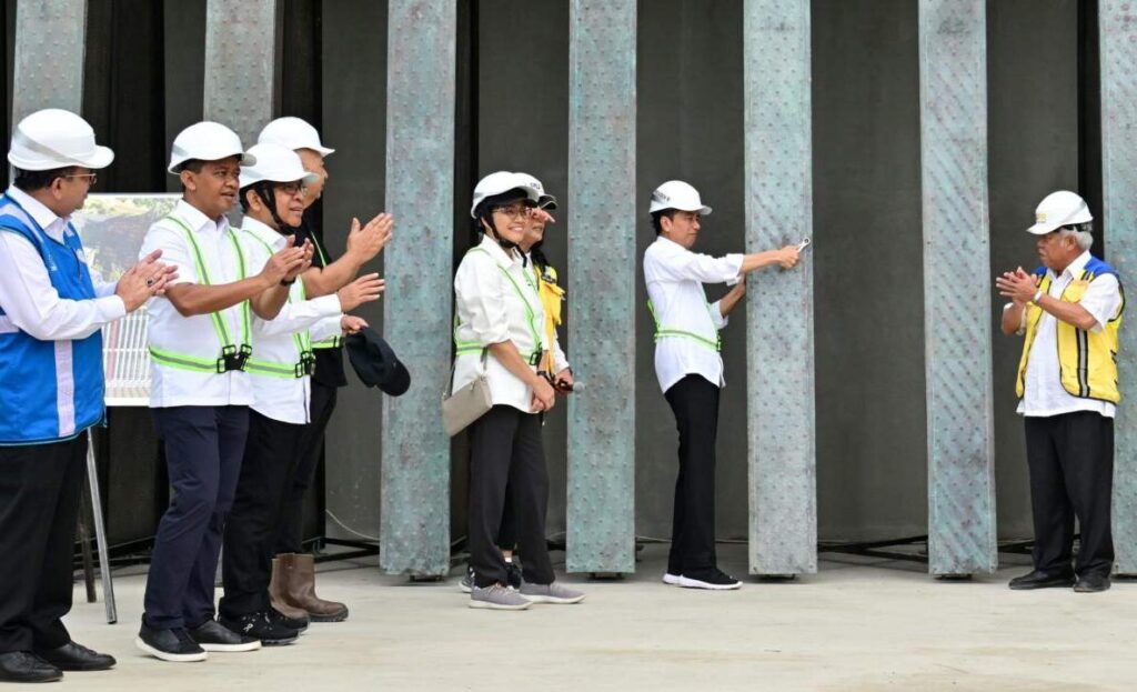 Presiden Jokowi memasang bilah Garuda. | Dok. Sekretariat Negara