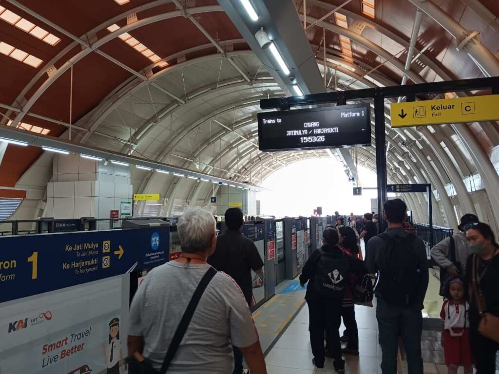 Suasana di Stasiun LRT Jabodebek Dukuh Atas. | MajalahLintas/Edwan Ruriansyah