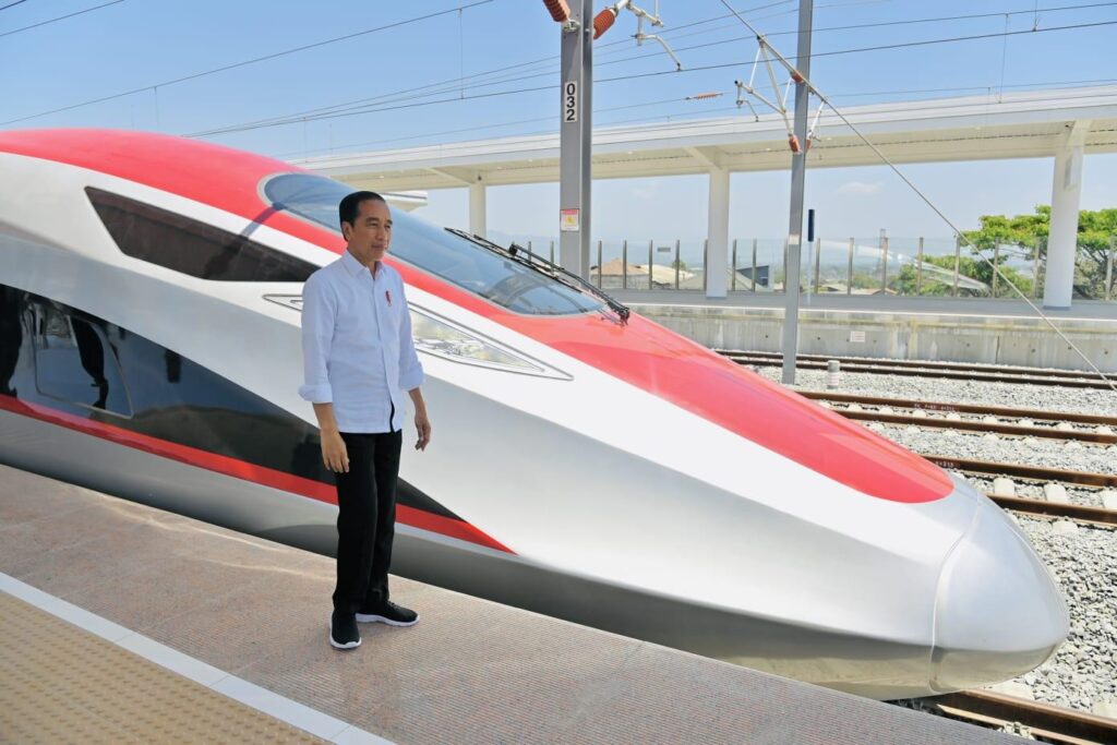 Presiden Jokowi usai naik Kereta Cepat Jakarta-Bandung. | Dok. KCIC.co.id