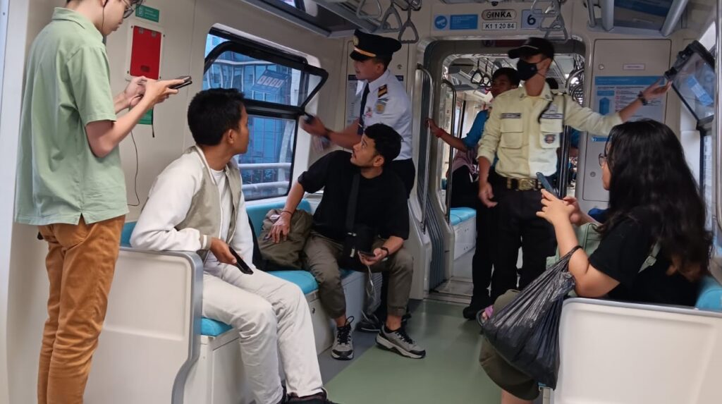 LRT Jabodebek mengalami gangguan, petugas membuka jendela agar tidak panas karena AC tidak berfungsi. | Majalah Lintas/Edwan Ruriansyah