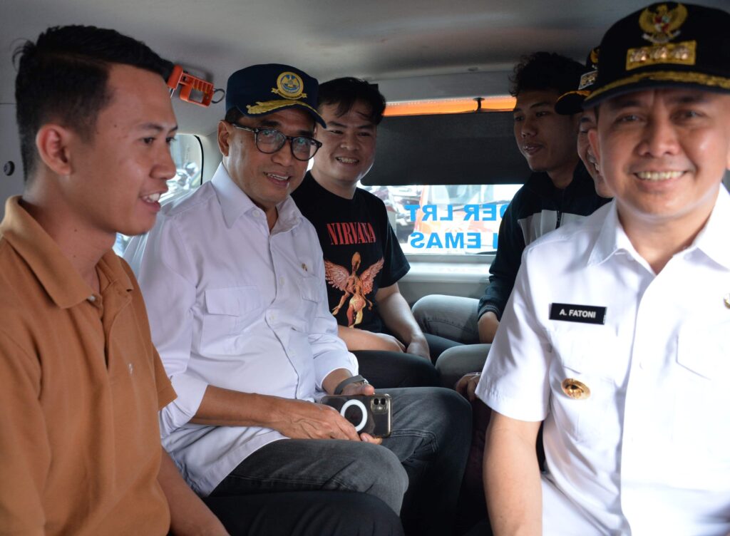 Menhub Budi Karya Sumadi meninjau angkutan massal di Kota Palembang, Sumatera Selatan. | Dok. Kemenhub