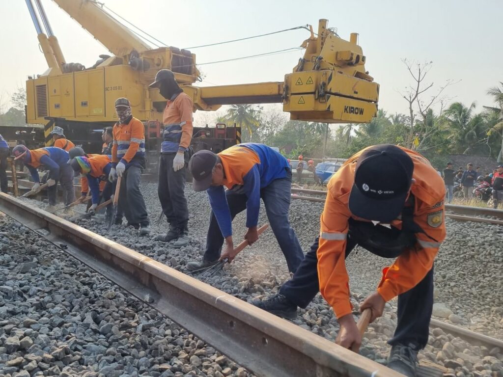 Perbaikan jalur rel kereta api seusai anjloknya KA Argo Semeru. | Dok. KAI