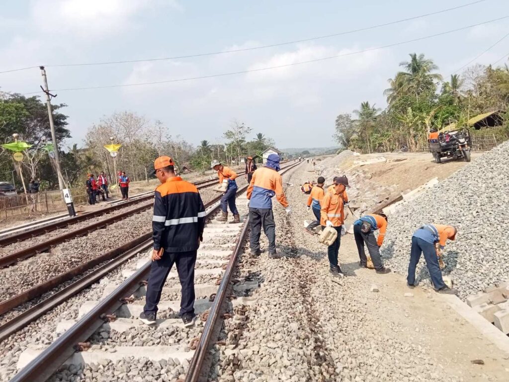 Perbaikan rel kereta api di bekas jalur anjloknya KA Argo Semeru. | Dok. KAI